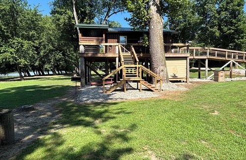 Logansport Cabina | Romantic Tree House for two!