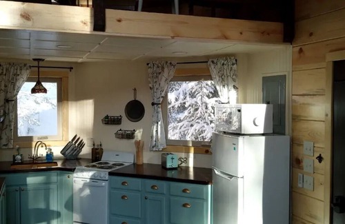 Newport Apartamento | Romantic Treehouse Getaway with Peaceful Mountain Views!