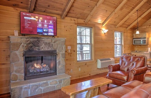 Millersburg Cabina | Romantic Treehouse Getaway with Treetop Views