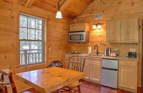 Millersburg Cabina | Romantic Treehouse Getaway with Treetop Views