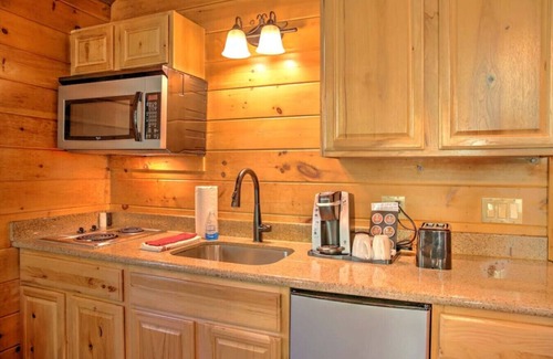 Millersburg Cabina | Romantic Treehouse Getaway with Treetop Views