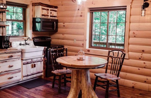 Millersburg Cabina | Romantic Treehouse Getaway with Breathtaking Views