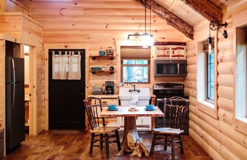 Millersburg Cabina | Romantic Treehouse Getaway with Breathtaking Views