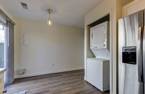 Crofton Condominio | Romantic Two Bedroom Condo