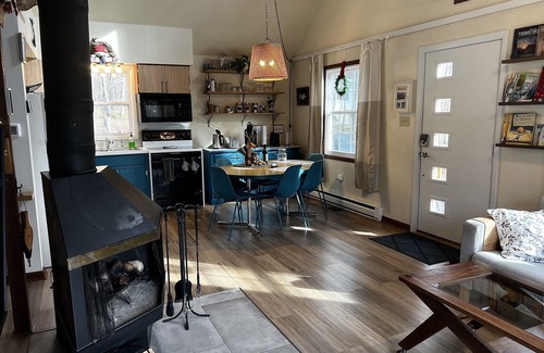 Albrightsville Cabina | Romantic vibe, fine art, good times. Parks, lakes. Optional experience packages