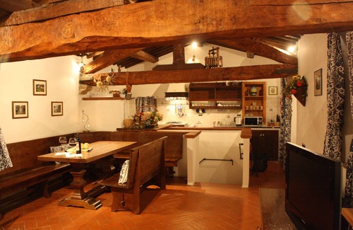 Fabriano Villa | Romántica Villa La Chiesetta con piscina privada ideal para parejas y familias.