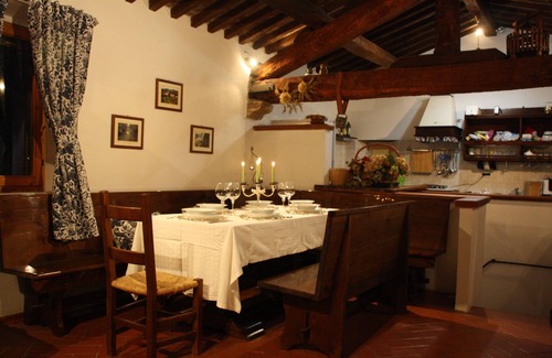 Fabriano Villa | Romántica Villa La Chiesetta con piscina privada ideal para parejas y familias.