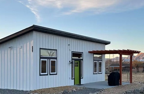 Palisade Cabaña | Romantic Wine Country Farmstay in Palisade Posh Cottage