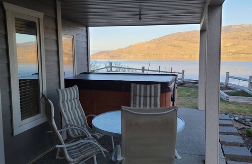 Central Okanagan Casa | Romántico entorno durante todo el año con vistas al lago Okanagan con bañera de hidromasaje.