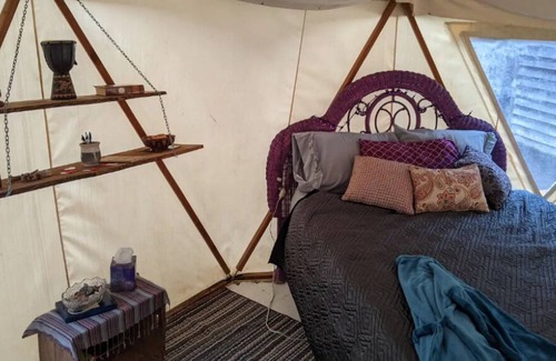 Burnsville Casa | Romantic Yome Retreat with Greenhouse Shower!