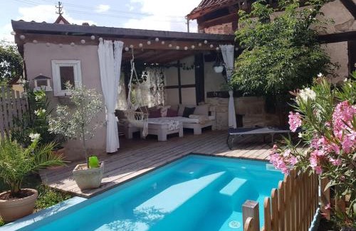 Hofheim in Unterfranken Apartamento | Romantisches Rosencottage