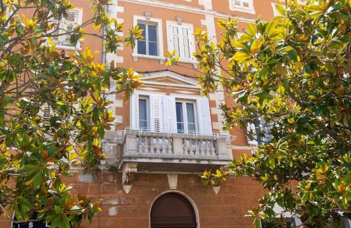 City Center Apartamento | Romeo and Juliet Apartment with Balcony and Sea View