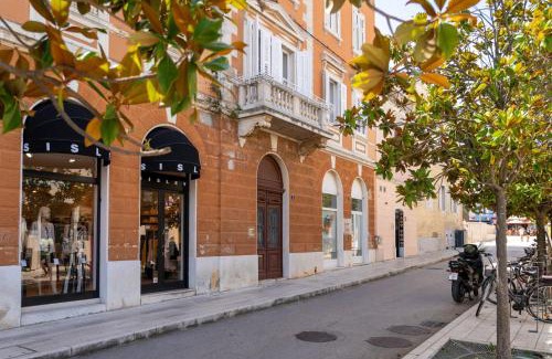 City Center Apartamento | Romeo and Juliet Apartment with Balcony and Sea View