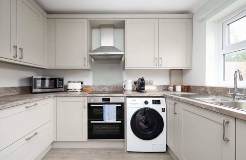 Mill Road Casa | Romsey Terrace-3 Bedroom House with parking
