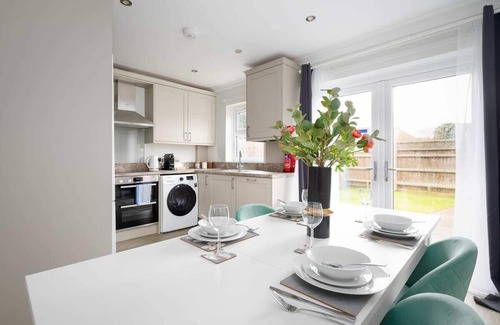 Mill Road Casa | Romsey Terrace-3 Bedroom House with parking