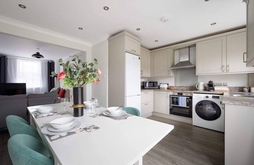 Mill Road Casa | Romsey Terrace-3 Bedroom House with parking
