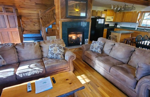 Zoe Cabina | Ron's Big House is a beautiful 4-bedroom cabin in Cliffview Resort with Wi-FI.