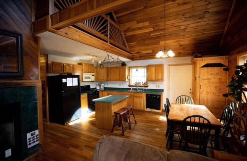 Zoe Cabina | Ron's Big House is a beautiful 4-bedroom cabin in Cliffview Resort with Wi-FI.