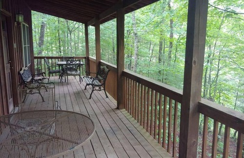 Zoe Cabina | Ron's Big House is a beautiful 4-bedroom cabin in Cliffview Resort with Wi-FI.