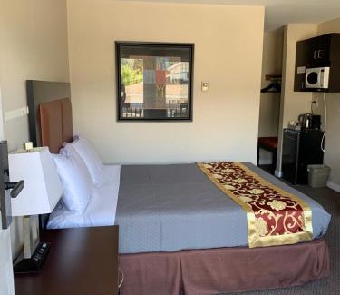 Golden Hotel | Rondo Motel