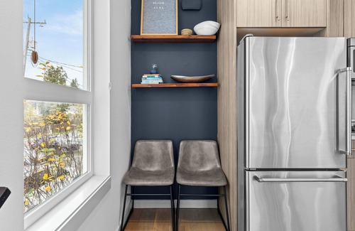 West Seattle Casa | Rooftop Deck! King Bed! AC, Restaurants/Pubs, Pet-Friendly