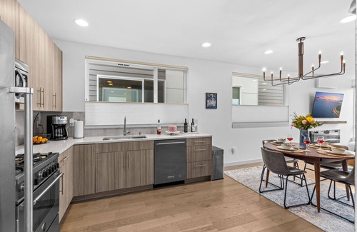 West Seattle Casa | Rooftop Deck! King Bed! AC, Restaurants/Pubs, Pet-Friendly