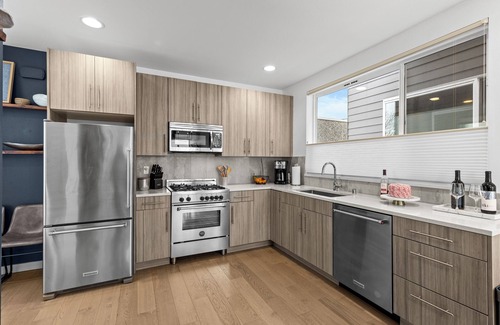 West Seattle Casa | Rooftop Deck! King Bed! AC, Restaurants/Pubs, Pet-Friendly