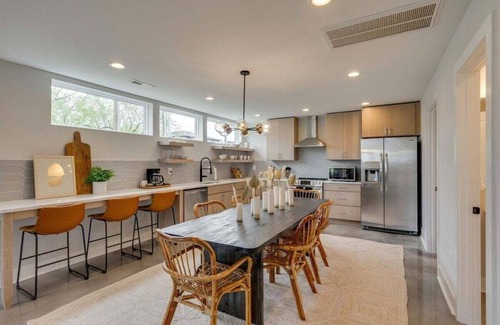 East Nashville Casa | Rooftop Fire Pit ~ Bach Parties ~ Sleeps 24!