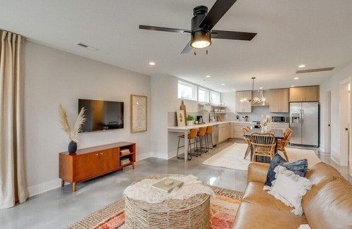 East Nashville Casa | Rooftop Fire Pit ~ Bach Parties ~ Sleeps 24!