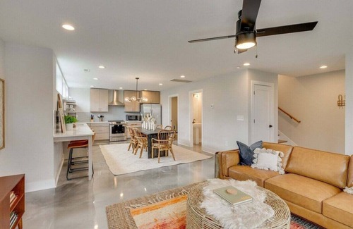 East Nashville Casa | Rooftop Fire Pit ~ Bach Parties ~ Sleeps 24!