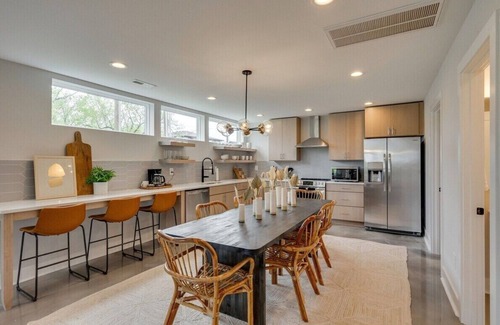 East Nashville Casa | Rooftop Fire Pit & Cocktail Bar ~ Skyline Views!
