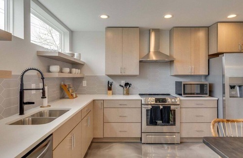 East Nashville Casa | Rooftop Fire Pit & Cocktail Bar ~ Skyline Views!