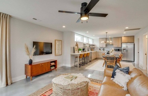 East Nashville Casa | Rooftop Fire Pit & Cocktail Bar ~ Skyline Views!