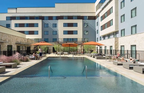 Bee Cave Apartamento | Rooftop & Gym Access | Deluxe King Near Shops, Trails, Galleria