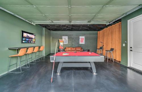 Katie Hill Neighborhood Casa | Rooftop Hot Tub City Views Pac-Man Pool Table