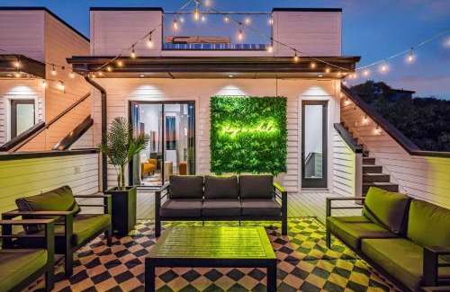 Katie Hill Neighborhood Casa | Rooftop Hot Tub City Views Pac-Man Pool Table