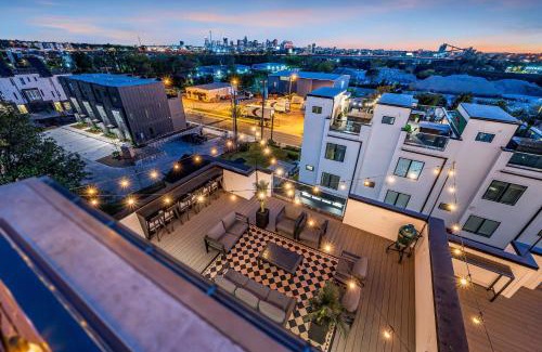 Katie Hill Neighborhood Casa | Rooftop Hot Tub City Views Pac-Man Pool Table