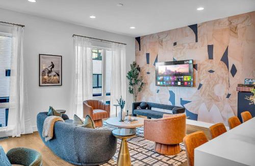 Katie Hill Neighborhood Casa | Rooftop Hot Tub City Views Pac-Man Pool Table