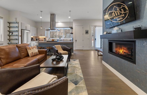 Golden Casa | Rooftop Hot tub! Family Friendly! Mountain Views!