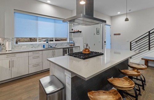 Golden Casa | Rooftop Hot tub! Family Friendly! Mountain Views!