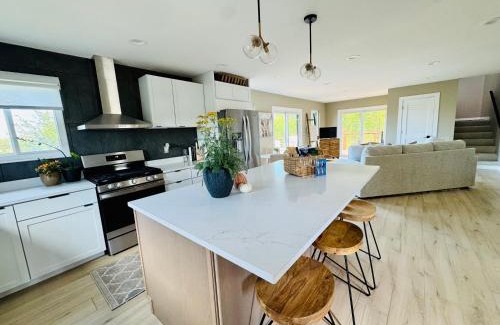 Linn Valley Casa | Rooftop Hot Tub Lake Getaway, Golf Cart & Fire Pit