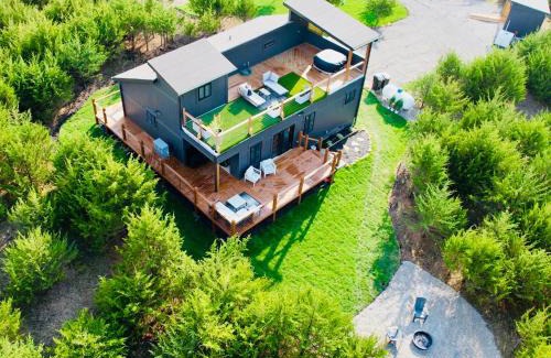 Linn Valley Casa | Rooftop Hot Tub Lake Getaway, Golf Cart & Fire Pit