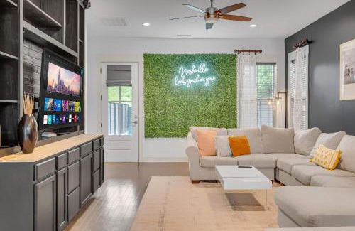 Haynes Area Casa | Rooftop Large Backyard Fire Pit Near Downtown Nashville