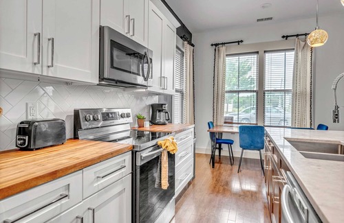 Haynes Area Casa | Rooftop Large Backyard Fire Pit Near Downtown Nashville