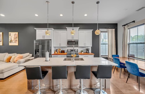 Haynes Area Casa | Rooftop Large Backyard Fire Pit Near Downtown Nashville