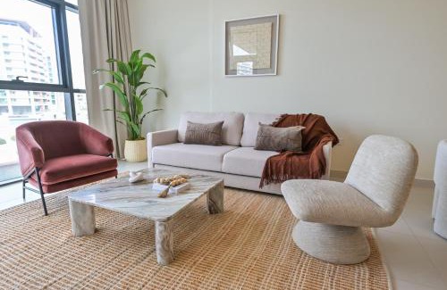 Al Raha Beach Apartamento | Rooftop Pool - Designer's Choice - Full Canal View