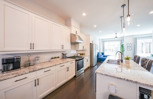 Castleberry Hill Casa | Rooftop/Skyline Views/Walk to Mercedes-Benz and enjoy some Free Fun for both Family and Adults