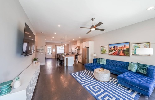 Castleberry Hill Casa | Rooftop/Skyline Views/Walk to Mercedes-Benz and enjoy some Free Fun for both Family and Adults