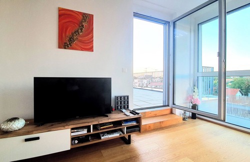 Donaustadt Apartamento | Rooftop Terrace, free garage parking and Pool!