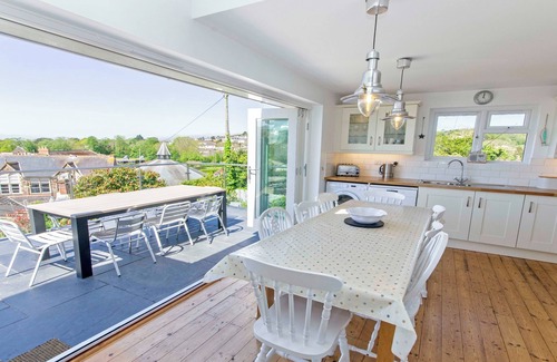 Braunton Cabaña | Rooftops, Sleeps 8 | Hot Tub*, Views & Log Burner